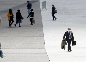 हप्तामा ४ दिन काम ३ दिन छुट्टी ! छुट्टीमा हाकिमलाई नटेर्न पनि पाइने