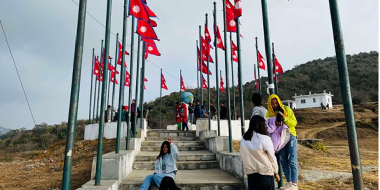 सिन्धुपाल्चोकको गुफाडाँडामा आन्तरिक पर्यटकको चहलपहल