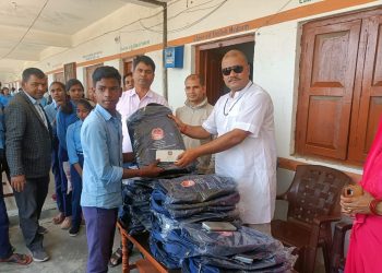 मधेश प्रदेश सरकार बाट उपलब्ध ब्याग तथा ज्योमेट्री बक्स अध्यक्ष सिंहले गरे वितरण