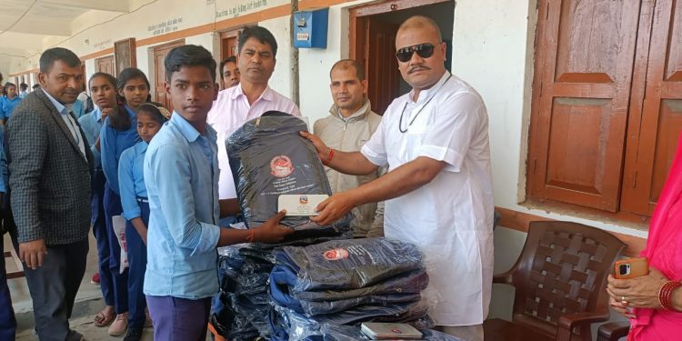 मधेश प्रदेश सरकार बाट उपलब्ध ब्याग तथा ज्योमेट्री बक्स अध्यक्ष सिंहले गरे वितरण