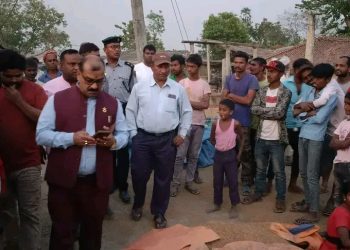 बिशनपूर्वा मानपुरका आगजनी घरपरिवार लाई  गौर नगर प्रमुख शम्भू शह द्वारा राहत समाग्री सहयोग।