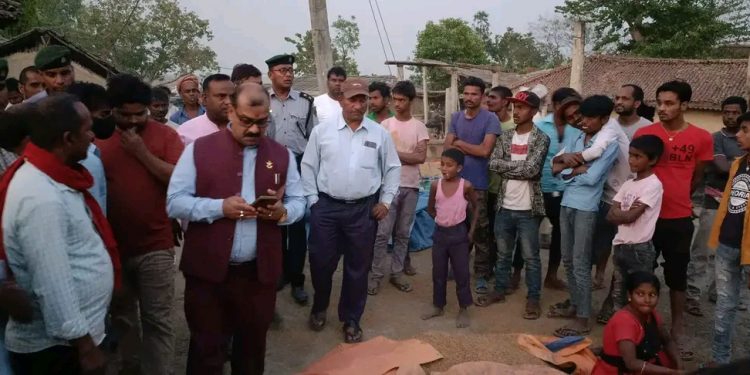 बिशनपूर्वा मानपुरका आगजनी घरपरिवार लाई गौर नगर प्रमुख शम्भू शह द्वारा राहत समाग्री सहयोग।