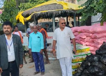 अध्य्क्ष शम्भू सिंह द्वारा ग्यास सिलिण्डर,चूल्हों तथा राहत सामग्री वितरण सुरू