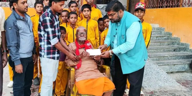 गरुडा नगरपालिकाद्वारा अनाथालयलाई ५ लाख सहयोग