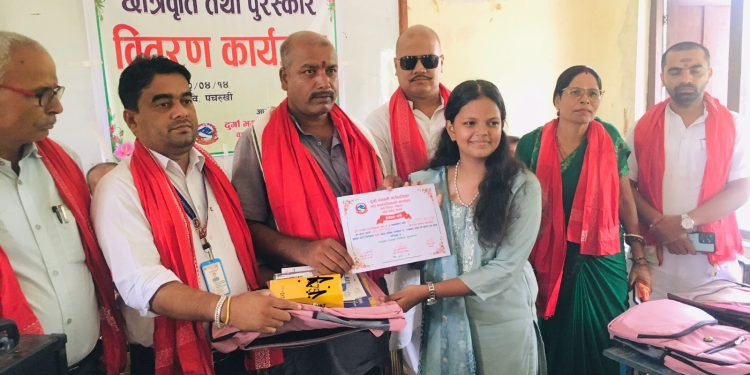 SEE उत्तीर्ण ४५ विद्यार्थीलाई छात्रवृत्ति तथा पुरस्कार वितरण, दृष्टि रंजित अधिकारीलाई पनि सम्मान