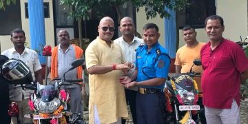 अध्यक्ष शम्भु सिंहद्वारा गंगा पिपरा प्रहरीलाई दुई मोटरसाइकल प्रदान