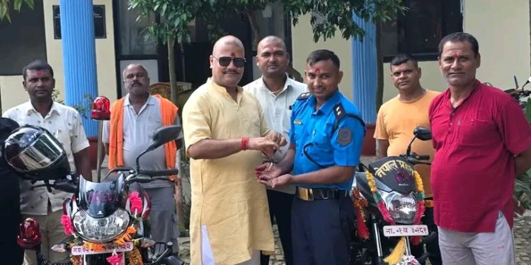 अध्यक्ष शम्भु सिंहद्वारा गंगा पिपरा प्रहरीलाई दुई मोटरसाइकल प्रदान